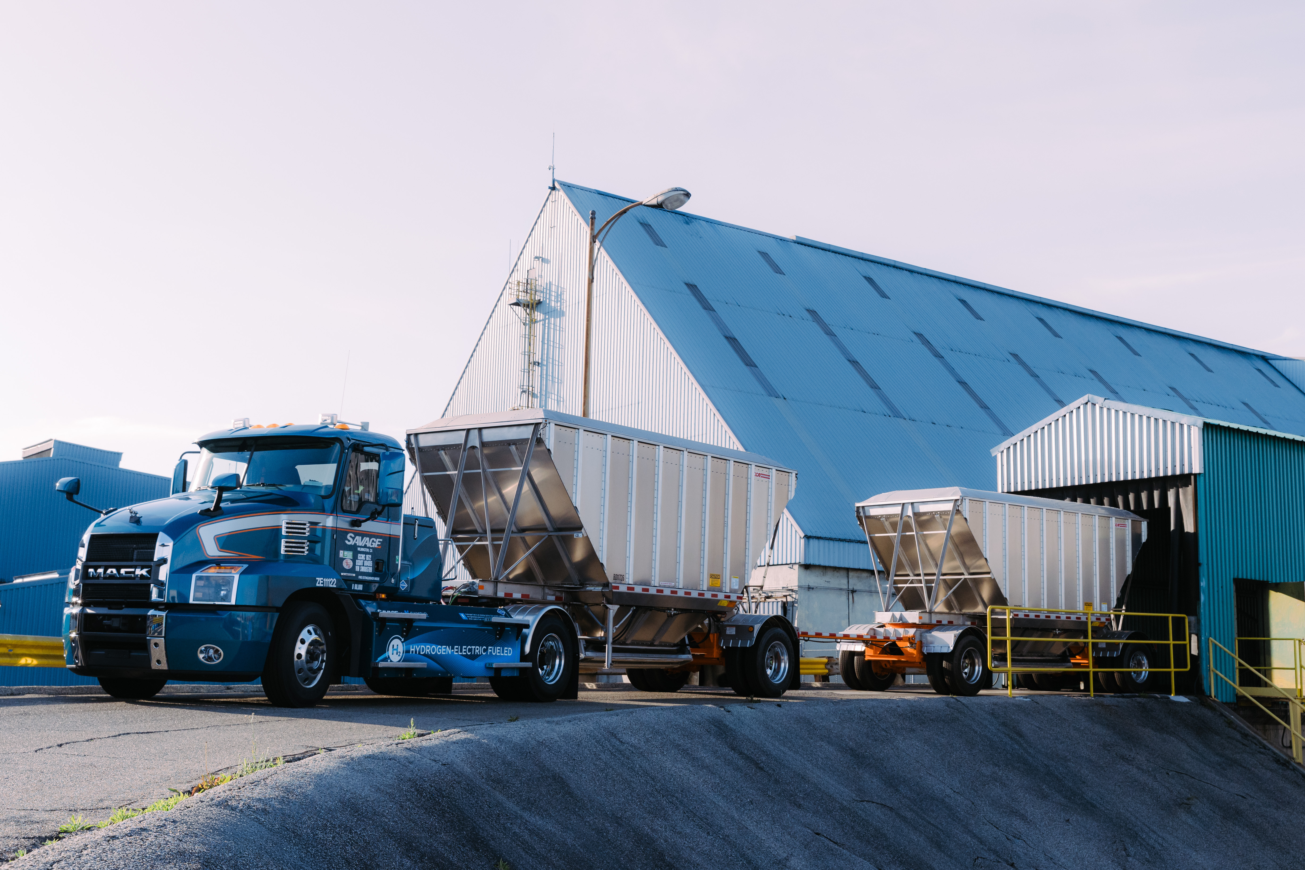 Symbio-Savage Drayage Truck (c) photo Savage