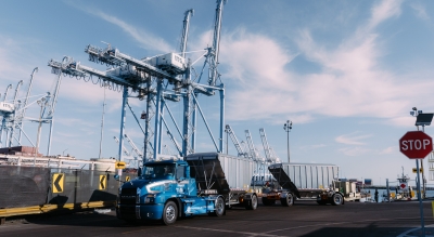 Savage and Symbio have commissionned the first hydrogen-electric fuel cell truck for drayage | photo (c) Savage