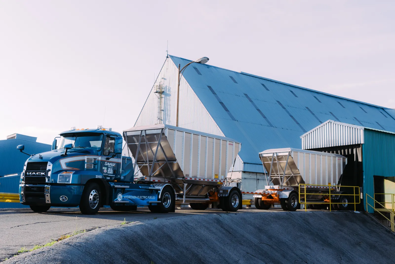 Symbio-Savage Drayage Truck (c) photo Savage